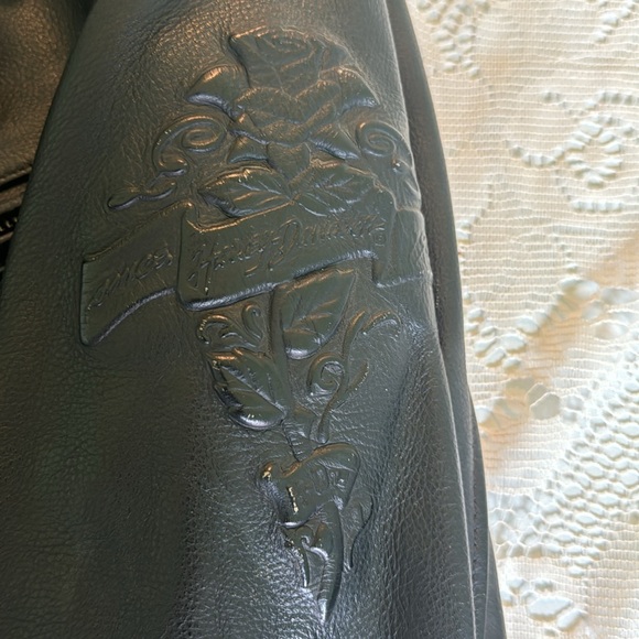 Vintage woman’s Medium Harley Davidson Leather riding jacket zippers and buckles - Picture 6 of 14